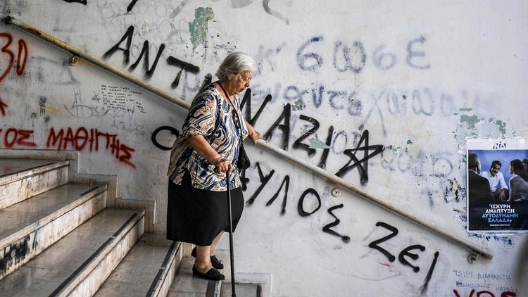 El electorado expresó su disconformismo a Tsipras en las urnas (Photo by Aris MESSINIS / AFP)