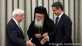 Mitsotakis estrechó las manos del presidente griego, Prokopis Pavlopoulos, y del arzobispo de Atenas, Jerónimo II. (Reuters/A. Konstantinidis)