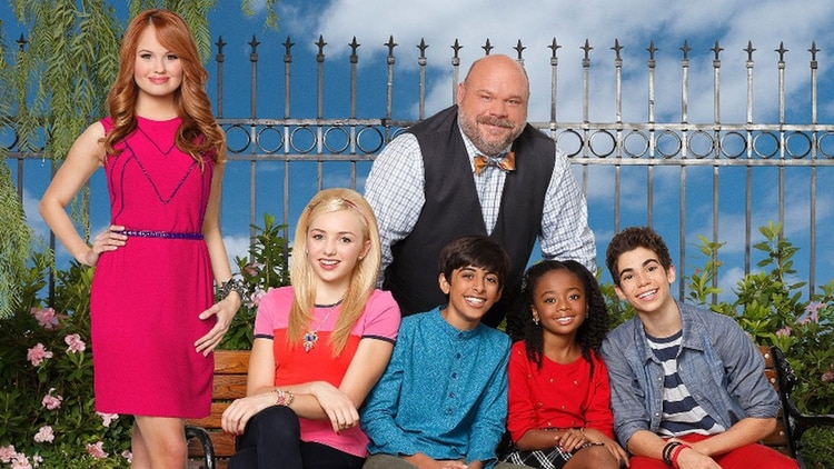 De izquierda a derecha, Debby Ryan (Jessie Prescott); Peyton List (Emma Ross); Karan Brar (Ravi Ross); Skai Jackson (Zuri Ross) y Cameron Boyce (Luke Ross). Tras los niños, el actor Kevin Chamberlin (Bertram) (Foto: Disney Channel/Jessie)