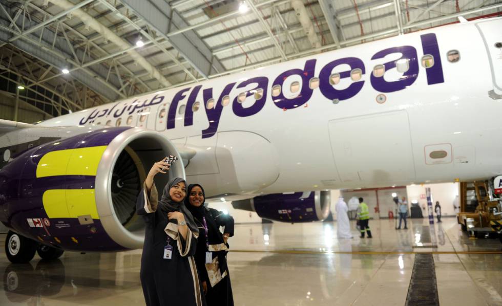 Empleadas de Flydeal toman un selfie en la inauguraciÃ³n del aeropuerto King Abdulaziz, en Jeddah. 