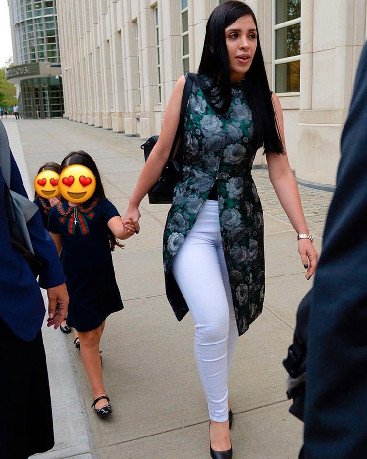 Emma Coronel y sus hijas durante el juicio del capo en Estados Unidos (Foto: Archivo Infobae)