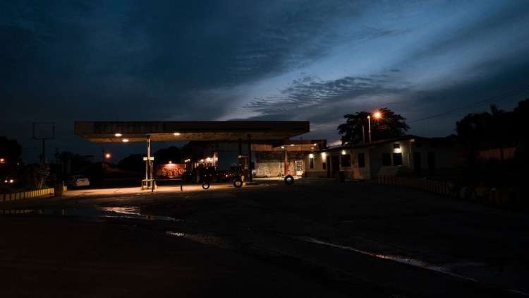 Una gasolinera cerrada en el pueblo de Turén (Adriana Loureiro Fernández para The New York Times)