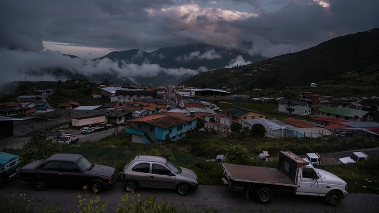 El mes pasado, 150 automóviles esperaban afuera de la gasolinera de Pueblo Llano cerrada por sexto día consecutivo (Adriana Loureiro Fernández para The New York Times)