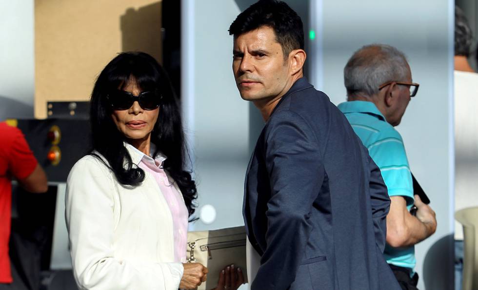 Javier Sanchez-Santos y su madre, Maria Edite Santos, en el juicio de paternidad de Julio Iglesias, en Valencia.