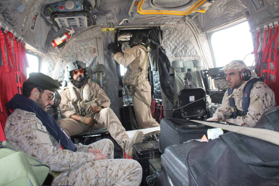 Soldados emiratÃ­es de la coaliciÃ³n Ã¡rabe en un helicÃ³ptero en una base militar a 100 kilÃ³metros del puerto de Hodeida, en Yemen, en enero de 2019.