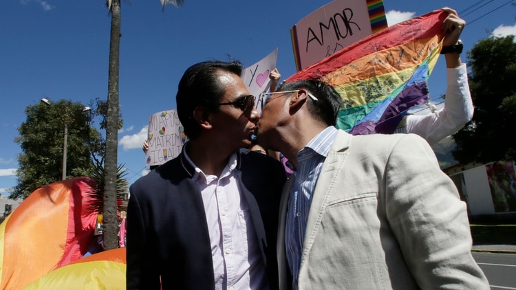 Javier Benalcazar y Efrain Soria, la pareja por la Corte Constitucional de Ecuador falló a favor del matrimonio gay (AP Photo/Dolores Ochoa)