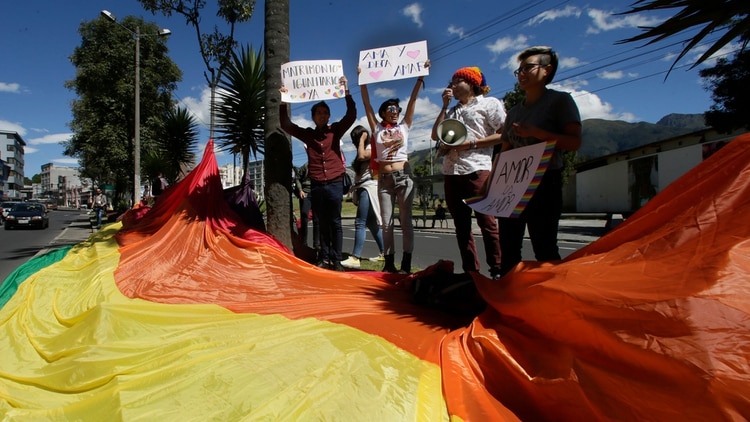 Activistas se manifiestan afuera de la Corte, en Quito (AP Photo/Dolores Ochoa)