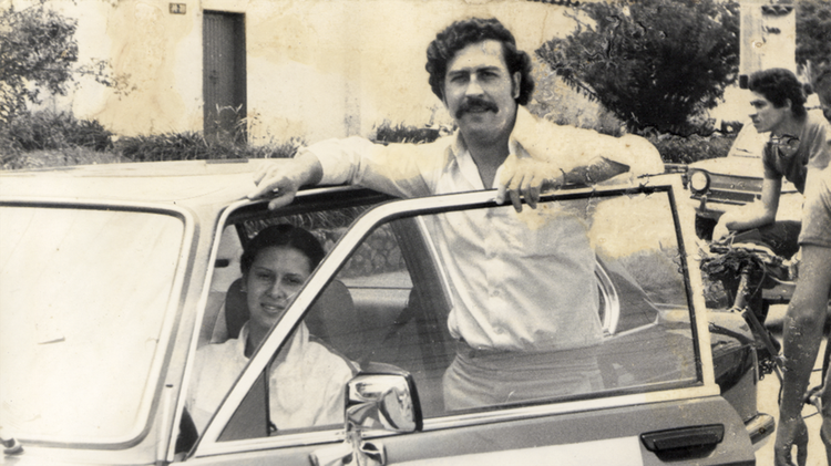 Vega reclutó a un sicario de Pablo Escobar y dice haber flirteado con la esposa del narco, María Victoria.