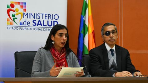 La ministra de Salud y el representante de la OPS en Bolivia confirman el deceso del médico Gustavo Vidales. Foto: APG