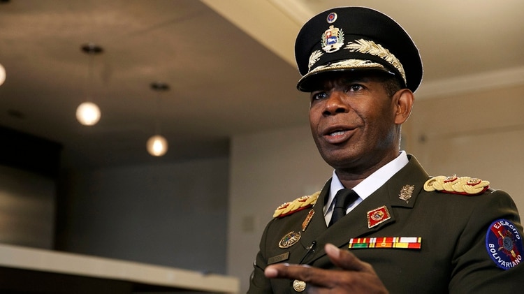 En esta foto del martes 2 de julio de 2019, el general Manuel Cristopher, ex jefe de la temida agencia de inteligencia SEBIN de Venezuela, es entrevistado por Teh Associated Press en Washington. (AP Foto / Jacquelyn Martin)