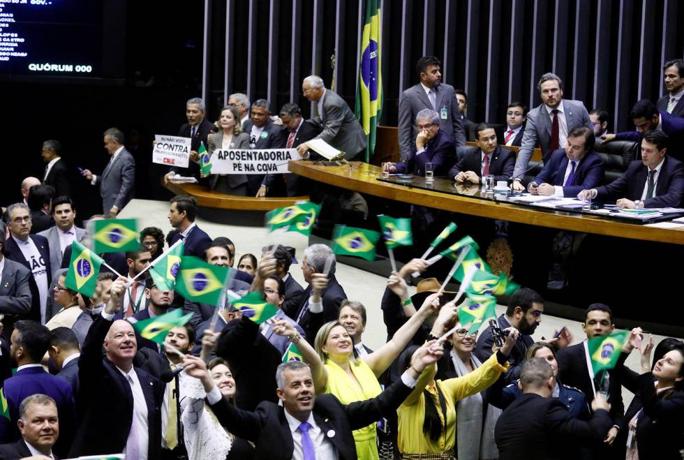 Un grupo de diputados celebran la aprobaciÃ³n de la reforma.