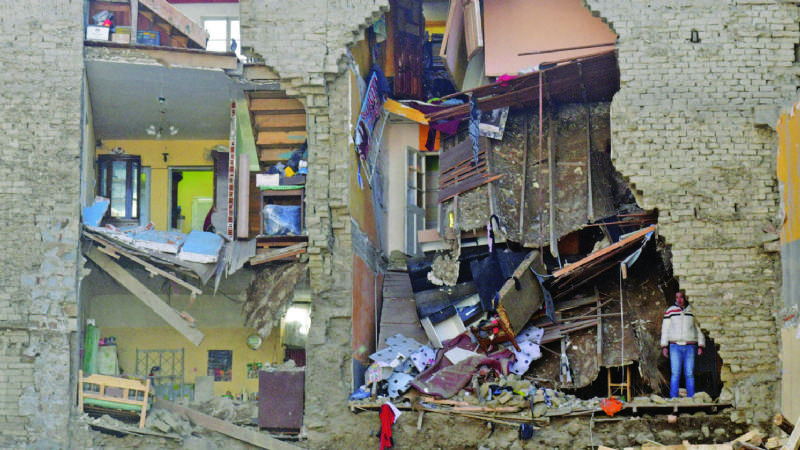 Edificación causa daños a dos casas patrimoniales del centro