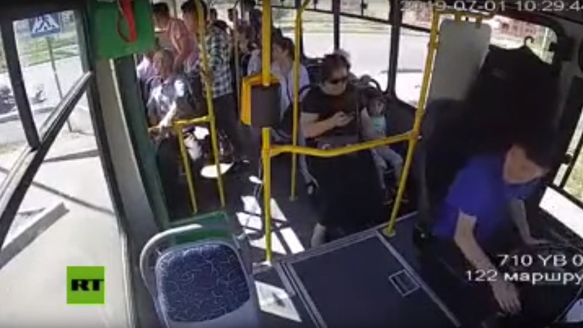 VIDEO: Una mujer y su hijo saltan de un autobús fuera de control y terminan bajo las ruedas