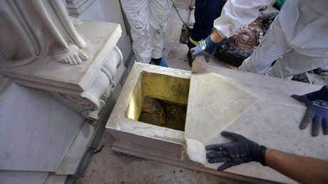 Operarios abren una tumba durante la investigación de la desaparición de Emanuela Orlandi. Vaticano, 11 de Julio de 2019