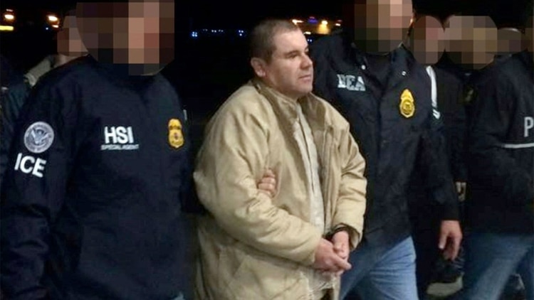“El Chapo” Guzmán al momento de su extradición a EEUU (Foto: Archivo)