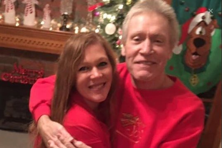 Cheryl Bennett Wiygul relató el proceso que en 48 horas le arrebató la vida a su padre, quien enfrentaba un duro tratamiento contra el cáncer que lo aquejó durante los últimos meses de su vida. (Foto: Facebook)