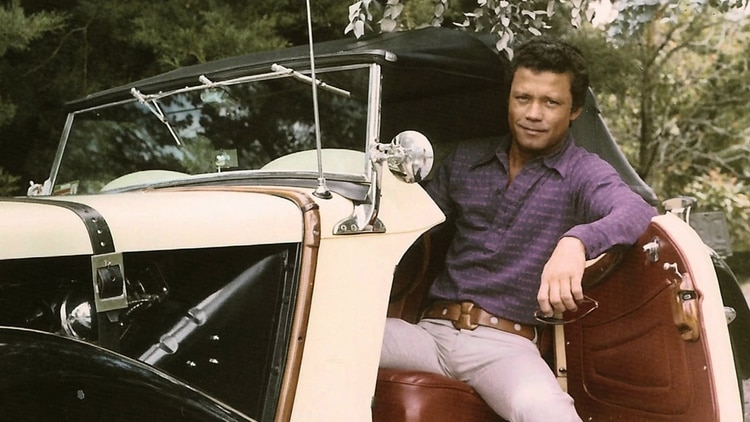 Tito Lombana en su carro de colección cuando vivía en Medellín durante la década de los 70. (Fotos extraídas de “The Smiling Lombana” -El sonriente Lombana-, un documental dirigido por su nieta Daniela Abad)