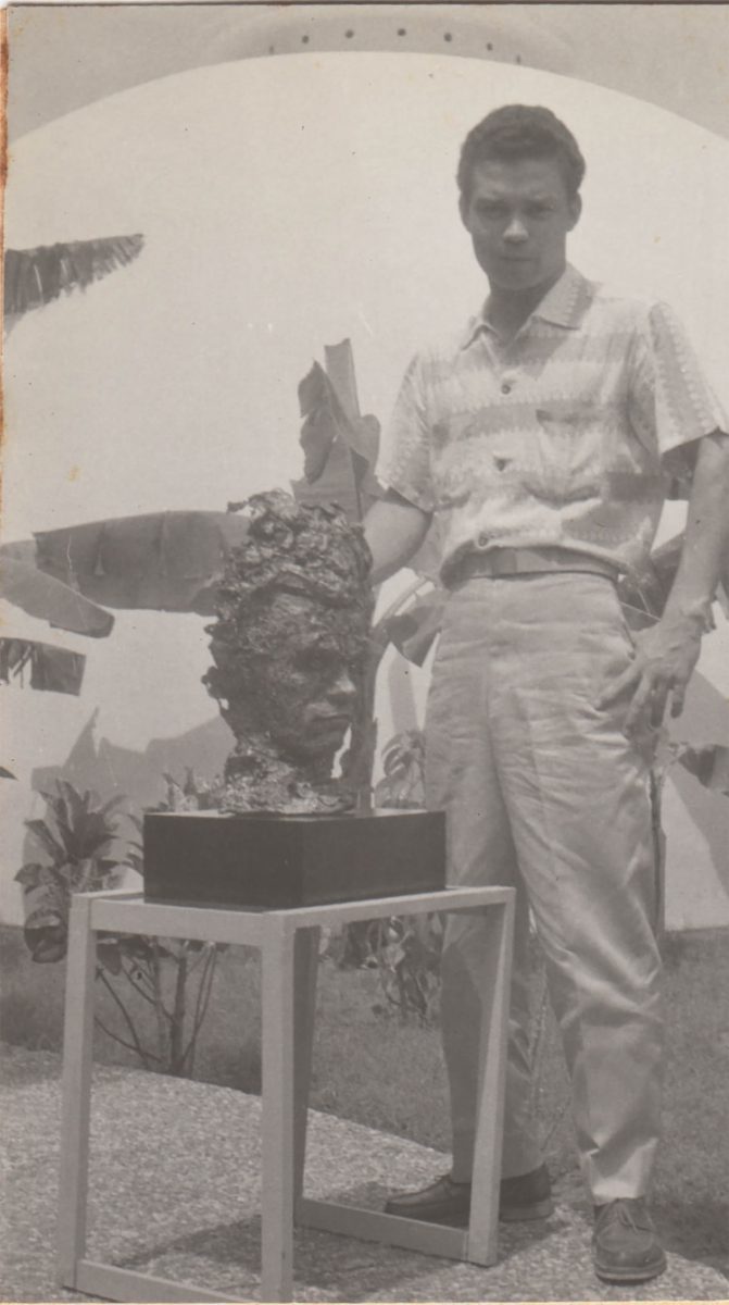 Esculpiendo un busto en Cartagena en 1956