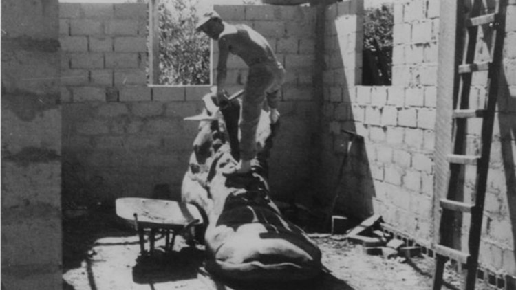 Trabajando en la escultura “Los Zapatos Viejos”.