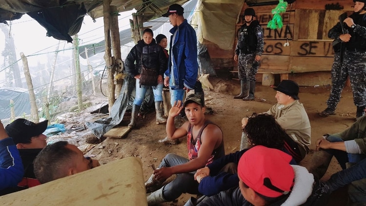 Mineros ilegales detenidos durante el operativo en La Joroba