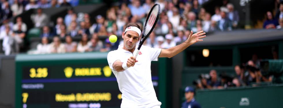 Federer devuelve de revés durante la final.