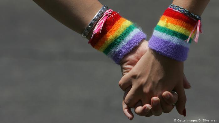 Gay Lesbisch Hand in Hand HomosexualitÃ¤t Frauen Symbolbild (Getty Images/D. Silverman)