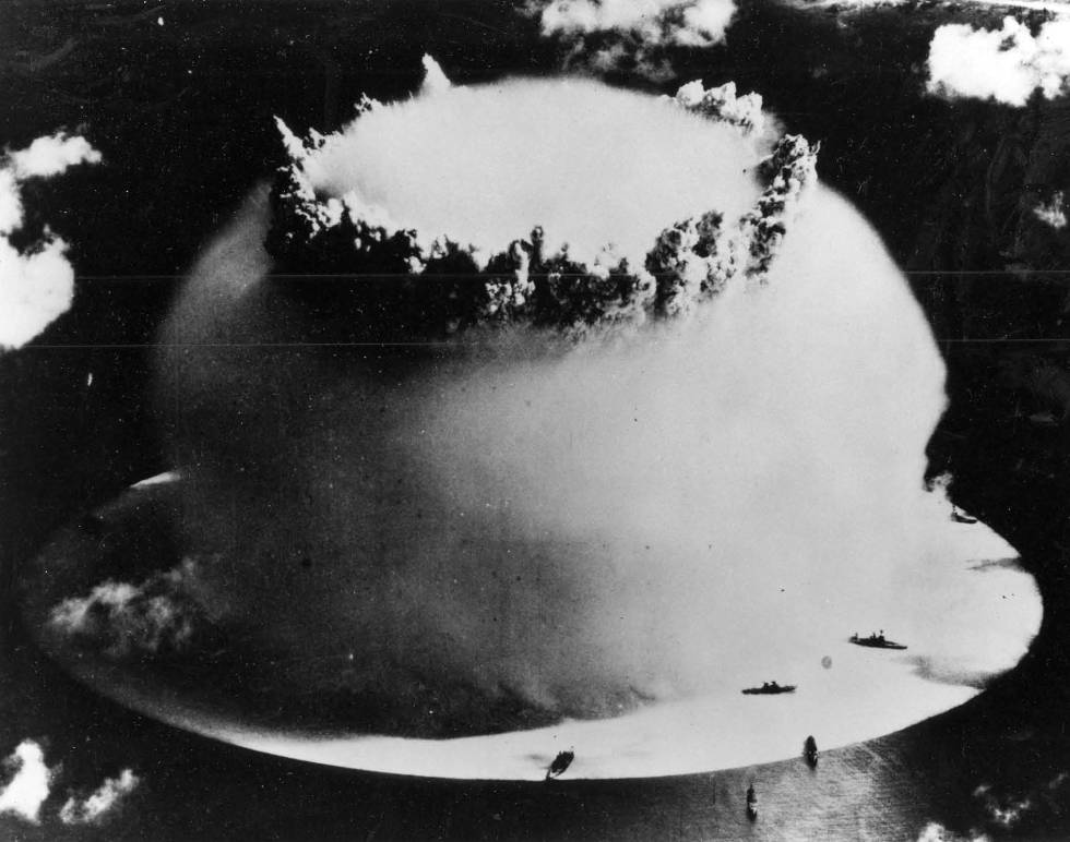 Hongo en formaciÃ³n segundos despuÃ©s de la detonaciÃ³n de la bomba 'Baker' en la laguna del atolÃ³n Bikini en julio de 1946.