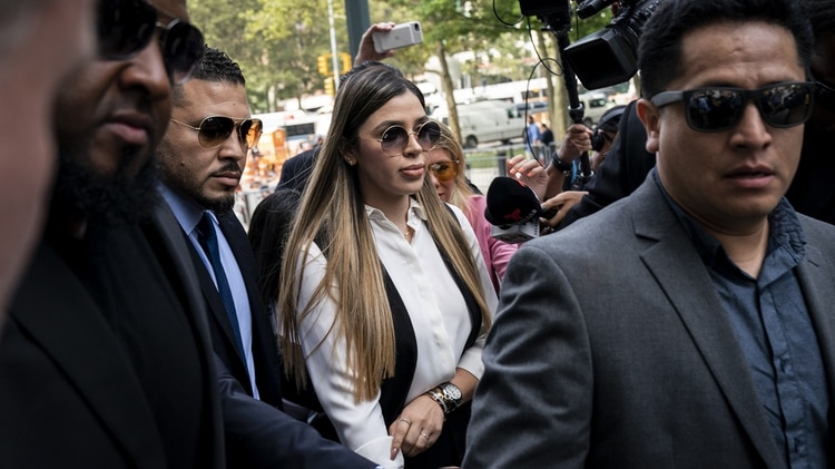 A su llegada a la Corte de Nueva York, la esposa de El Chapo  estuvo acompañada de elemento de seguridad (Angerer/Getty Images/AFP)