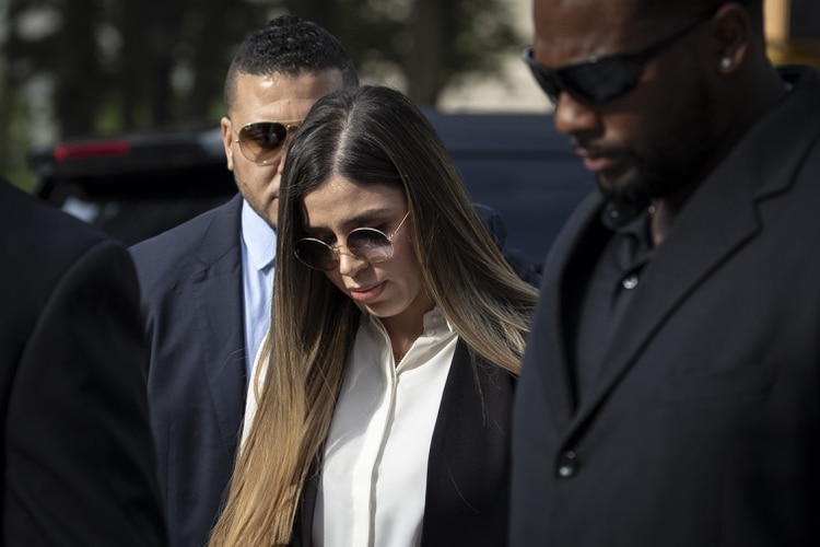 Nueva York, Estados Unidos. Emma Coronel, quien acompañó al narco mexicano durante su juicio,  se mostró sobria y cabizbaja (Drew Angerer/Getty Images/AFP)