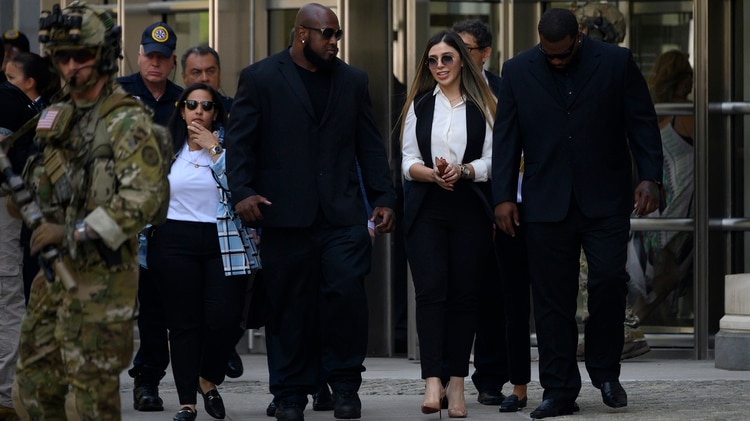 A su salida de la Corte de Nueva York, la mujer lució más despreocupada (Photo by Johannes EISELE / AFP)