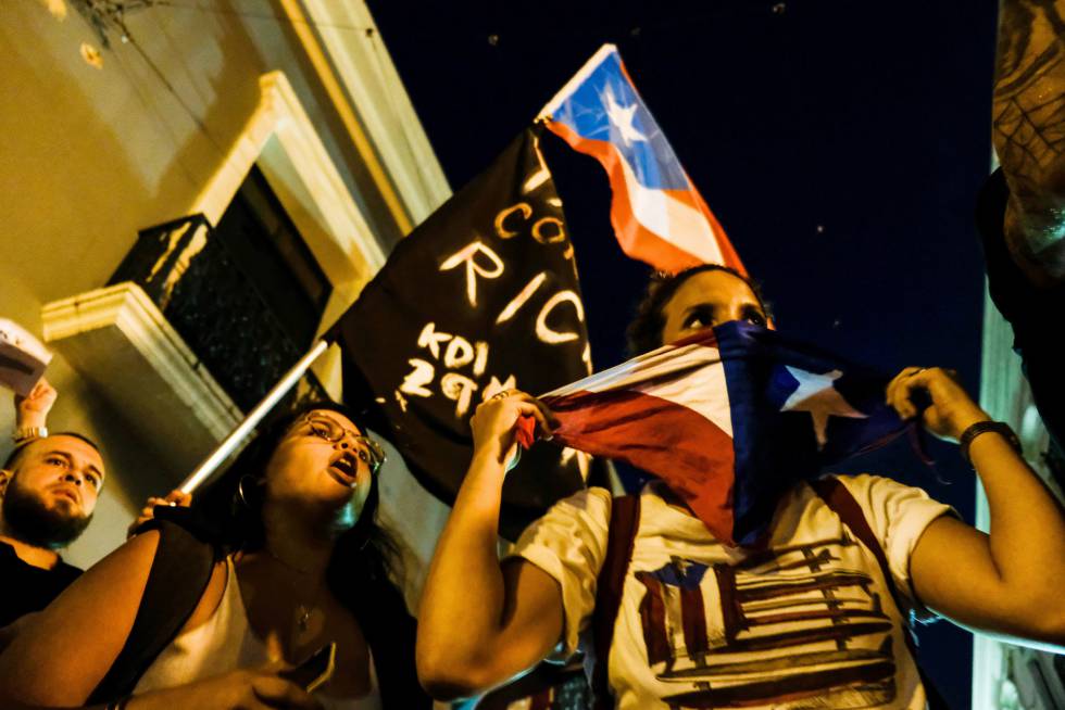 Manfiestantes durante la protesta contra el gobernador Ricardo Rossello en San Juan.