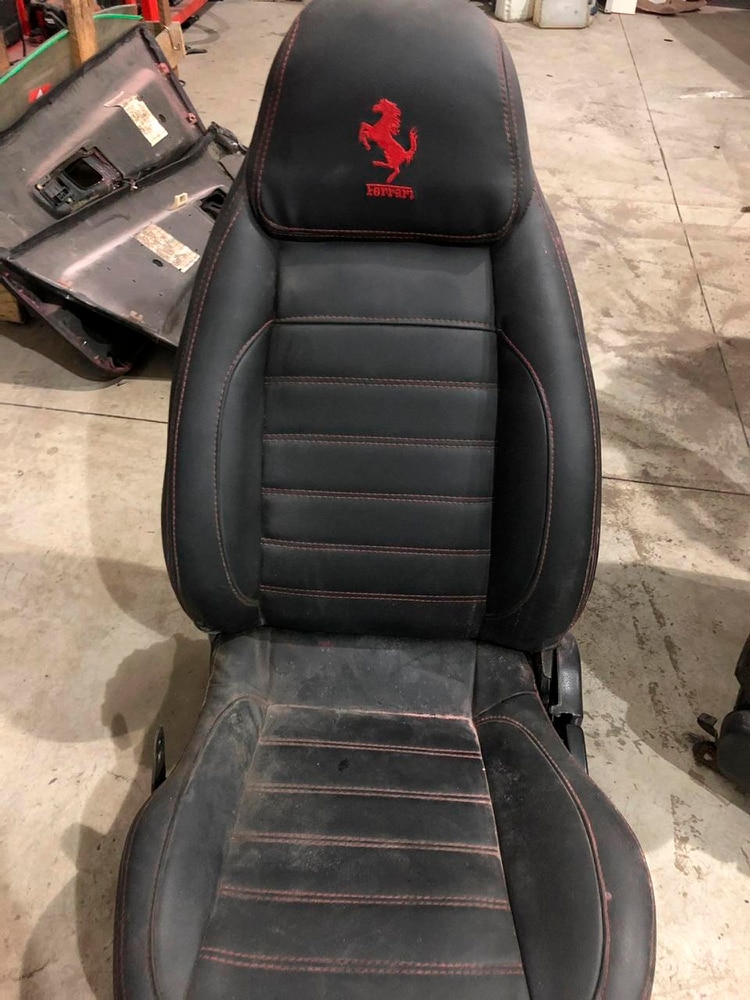 Un asiento con un logo falsificado de Ferrari (Policía Civil de Itajai via AP)
