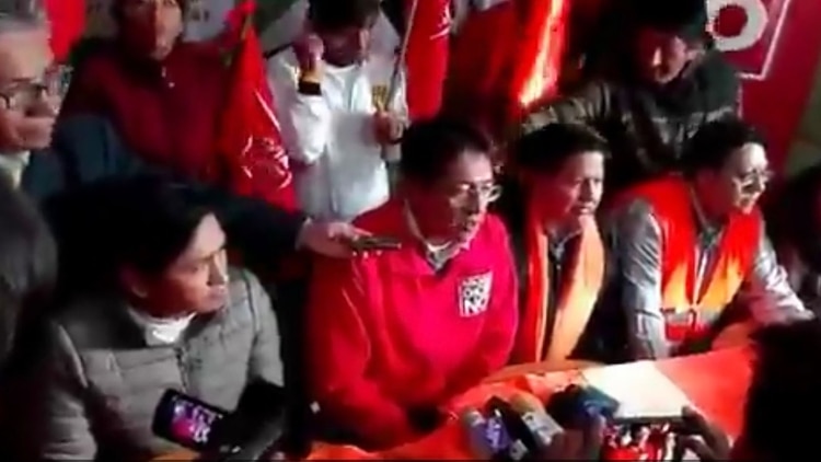 Edwin Rodríguez, ex candidato a vice por Bolivia dice No, al momento de presentar su renuncia junto a un dirigente cívico de Potosí