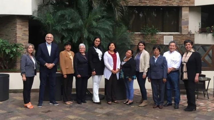 Carlos Mesa en campaña con sus nueve candidatas a senadoras