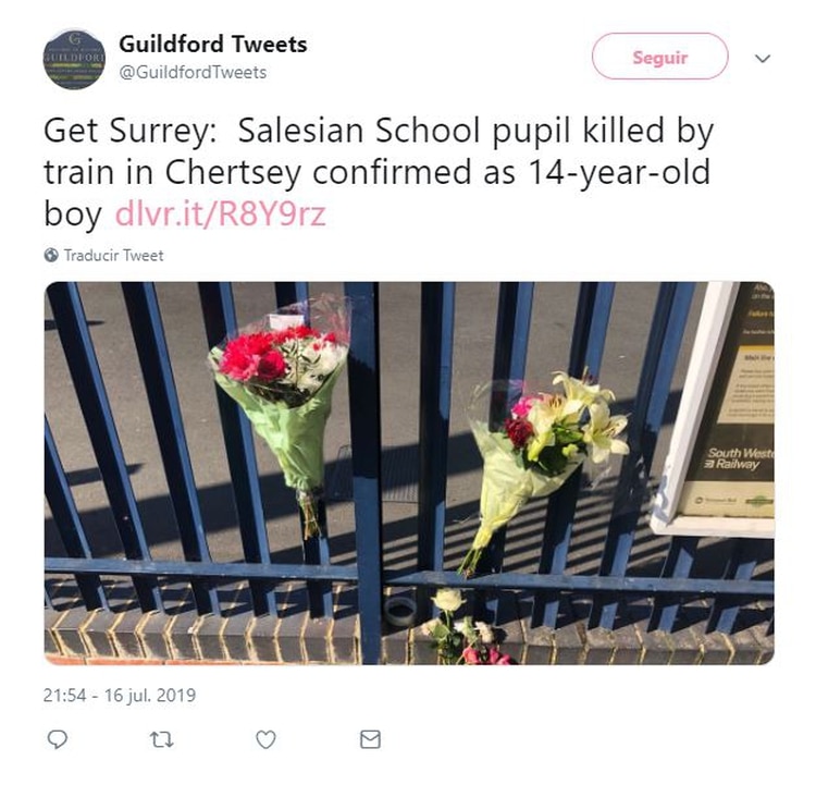 Una madre colocó una ofrenda floral en el homenaje instalado por miembros de la comunidad frente a la Escuela Salesiana (Foto: Twitter)