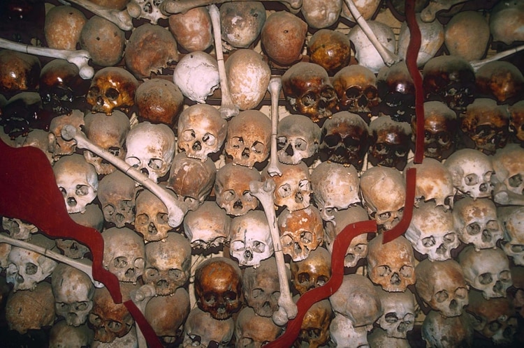 Cráneos de víctimas de las masacres de los jemeres rojos de Pol Pot, expuestos en un museo en Camboya (Shutterstock)