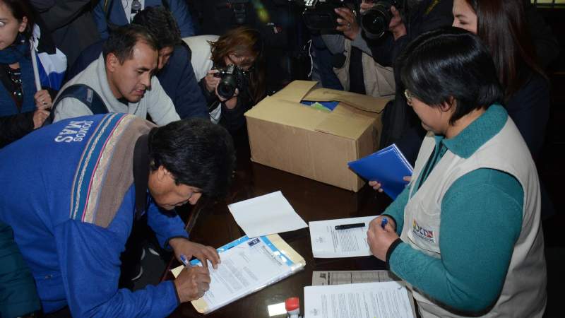 El MAS recluta a exgonistas, a periodistas, al abogado de octubre de 2003 y a Vera