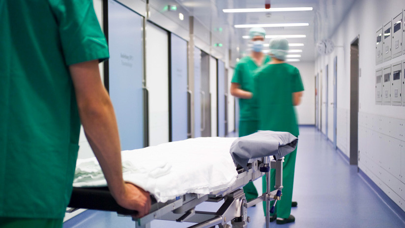 VIDEO: Un médico reanima a un bebé con las manos delante de sus padres