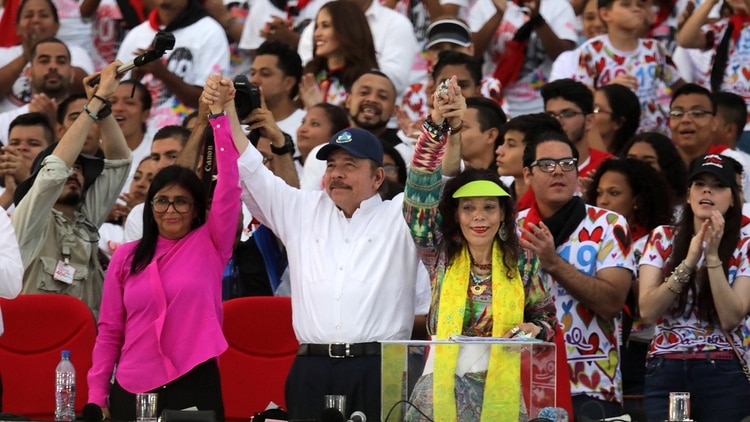 El presidente nicaragüense Daniel Ortega con su esposa, la vicepresidente Rosario Murillo, y con la vicepresidente de Venezuela, Delcy Rodriguez, en un acto por el 40° aniversario de la Revolución Sandinista en Managua el 19 de julio de 2019 (Foto: INTI OCON / AFP)