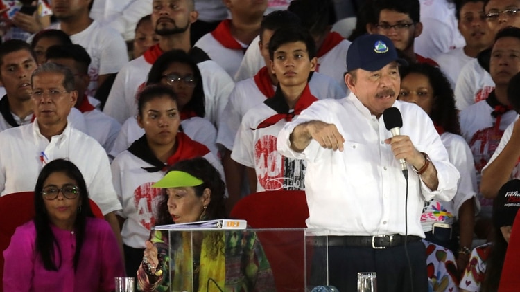 Daniel Ortega en un acto junto a Rosario Murillo y la vicepresidente venezolana Delcy Rodriguez (Foto: INTI OCON / AFP)