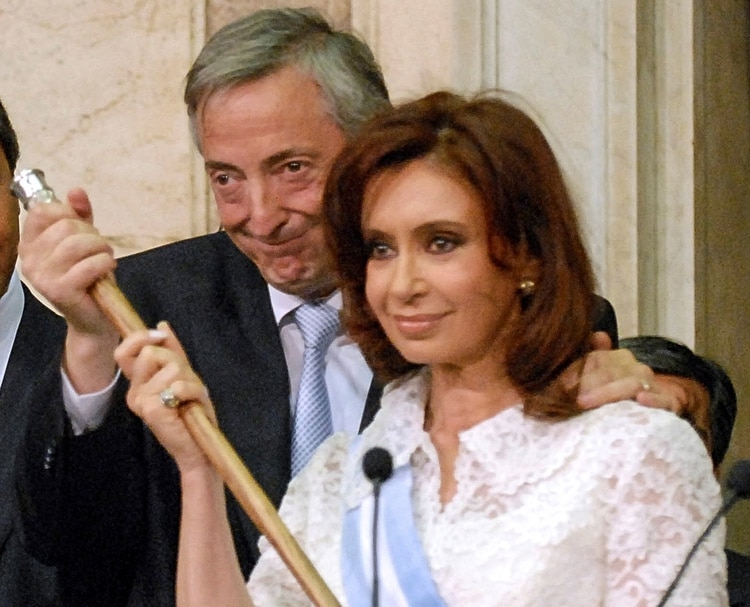 Nestor y Cristina Kirchner con la banda presidencial.