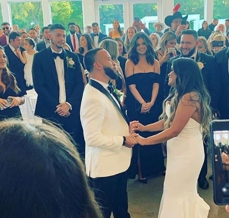 En las fotos compartidas por los familiares, la ex chica Disney aparece siempre en primera fila, con su vestido negro de dama de honor (Foto: Instagram @selenagomez.iam)