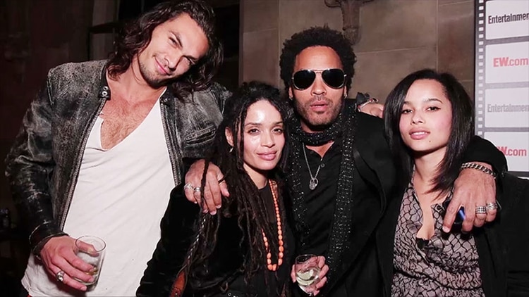 Lenny Kravitz y Lisa Bonet (en el centro de la foto) fueron padres en 1988 de Zoë Kravitz (derecha). Varios años después se separaron y la actriz comenzó una relación con Jason Momoa (izquierda) (Foto: Archivo)