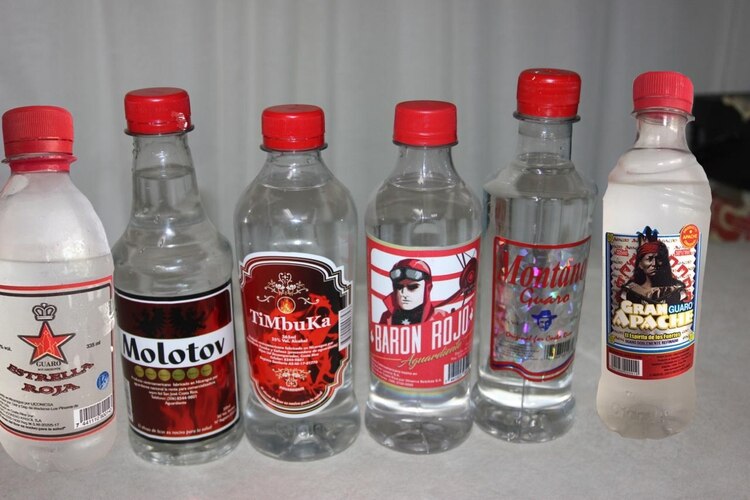 Las botellas contaminadas de metanol son falsificaciones de marcas disponibles en el mercado costarricense (Foto: Ministerio de Salud de Costa Rica)