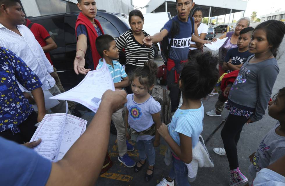 Refugiados reciben informaciÃ³n sobre el asilo en el norte de MÃ©xico.