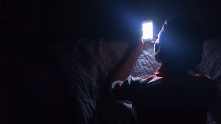 Casa siete minutos se muestra a un menor siendo objeto de abusos sexuales en Internet (Foto: Shutterstock)