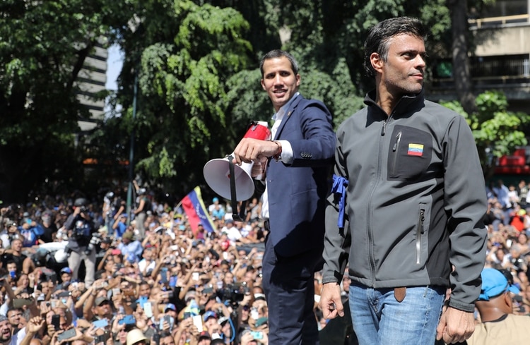 Leopoldo López junto a Juan Guaidó, al hablar ante una multitud el 30 de abril en Caracas (Reuters)