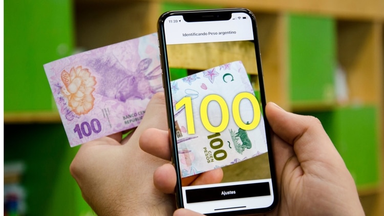 La app reconoce los billetes y los lee en voz alta.