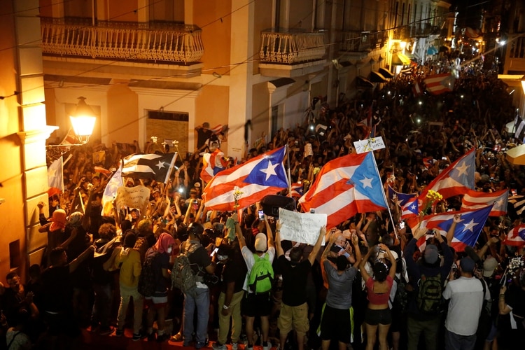La reacción de los manifestantes en San Juan tras la renuncia (REUTERS/Marco Bello)