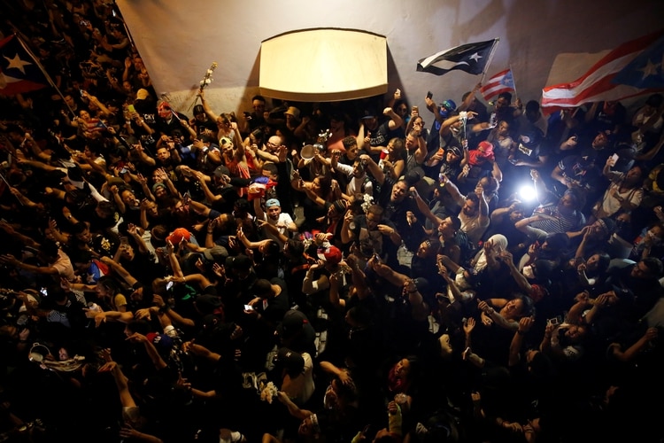 La celebración de los manifestantes tras la renuncia (REUTERS/Marco Bello)